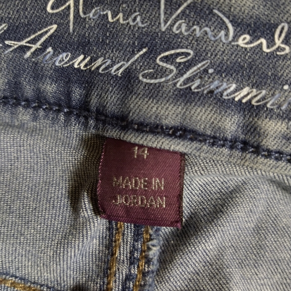 Slimming Gloria Vanderbilt Stretch Jeans - Picture 4 of 15